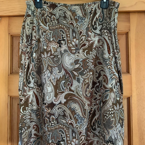 Great little skirt for work or play - Picture 2 of 3